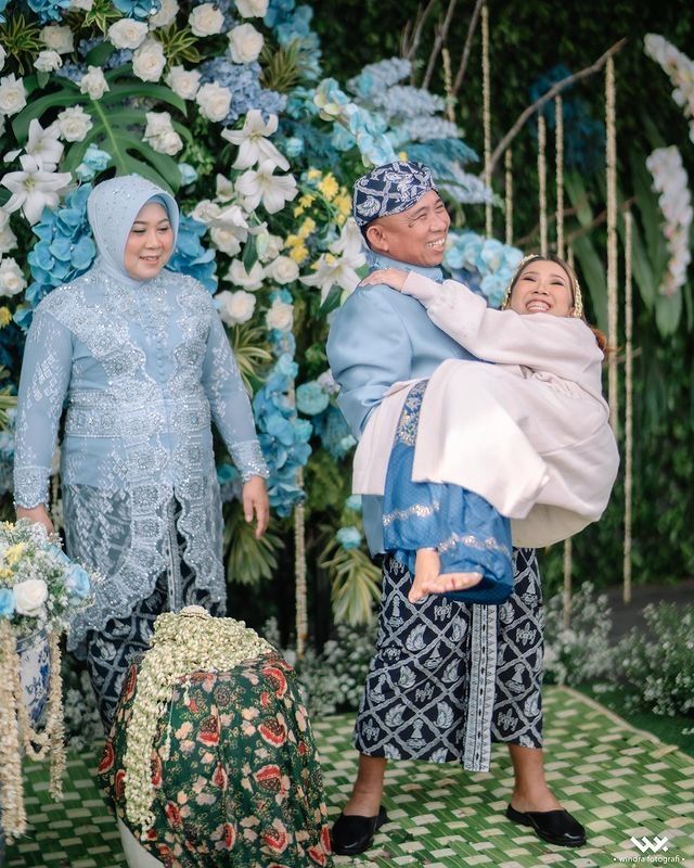 Momen Pengajian dan Siraman Kiky Saputri (Instagram/windrafotografi)