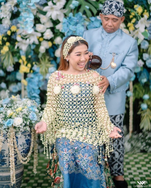 Momen Pengajian dan Siraman Kiky Saputri (Instagram/windrafotografi)