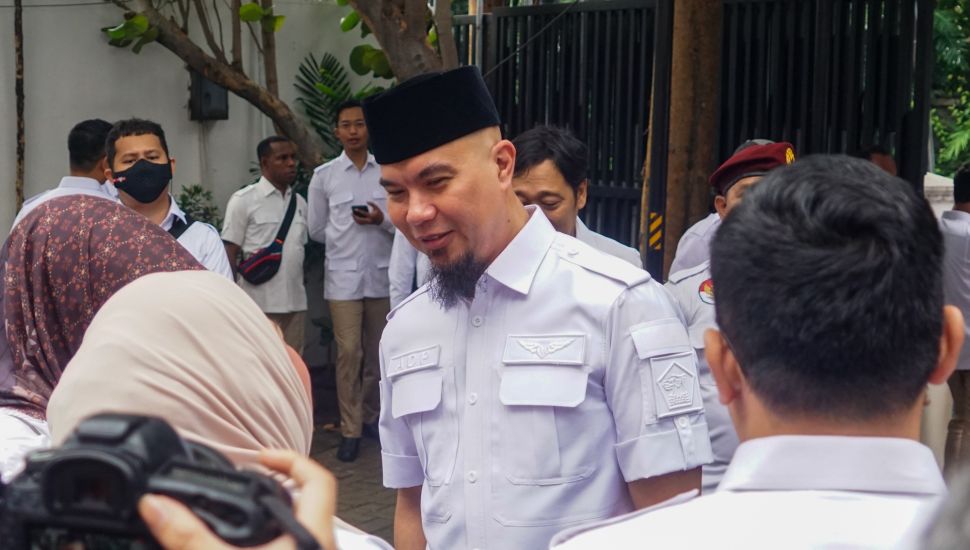 Musisi dan Politikus Partai Gerindra Ahmad Dhani  saat menghadiri peresmian Sekretariat Bersama Partai Gerindra dan PKB di Kawasan Menteng, Jakarta Pusat, Senin (23/1/2023). [Suara.com/Alfian Winanto]