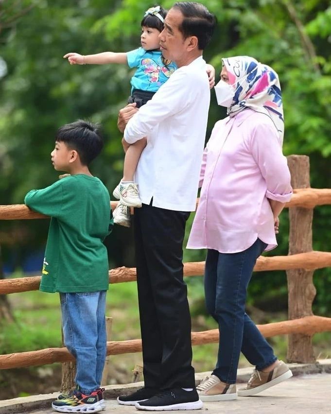 Presiden Jokowi habiskan cuti Imlek bareng cucu. [Instagram/jokowi]