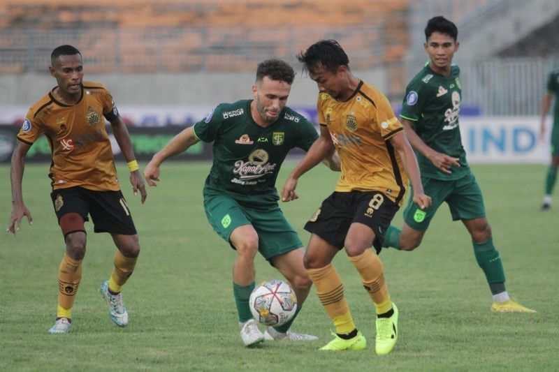 Pesepak bola Persebaya Ze Valente (kedua kiri) mencoba melewati pesepak bola Bhayangkara FC Muhamad Hargianto (kedua kanan) pada pertandingan Liga 1 di Stadion Gelora Joko Samudro, Gresik, Jawa Timur, Senin (23/1/2023). (ANTARA FOTO/Moch Asim/tom)