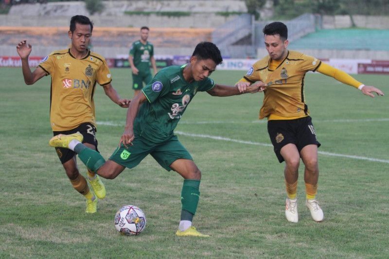 Pemain Persebaya Marselino Ferdinan (tengah) dihalangi pemain Bhayangkara FC Adam Najem (kanan) saat bersiap menendang bola pada pertandingan Liga 1 di Stadion Gelora Joko Samudro, Gresik, Jawa Timur, Senin (23/1/2023). (ANTARA/Moch Asim)