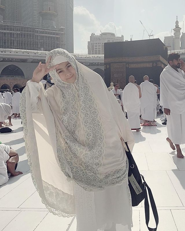 Potret Siti KDI Umrah Bareng Anak. (Instagram/siti_perk)