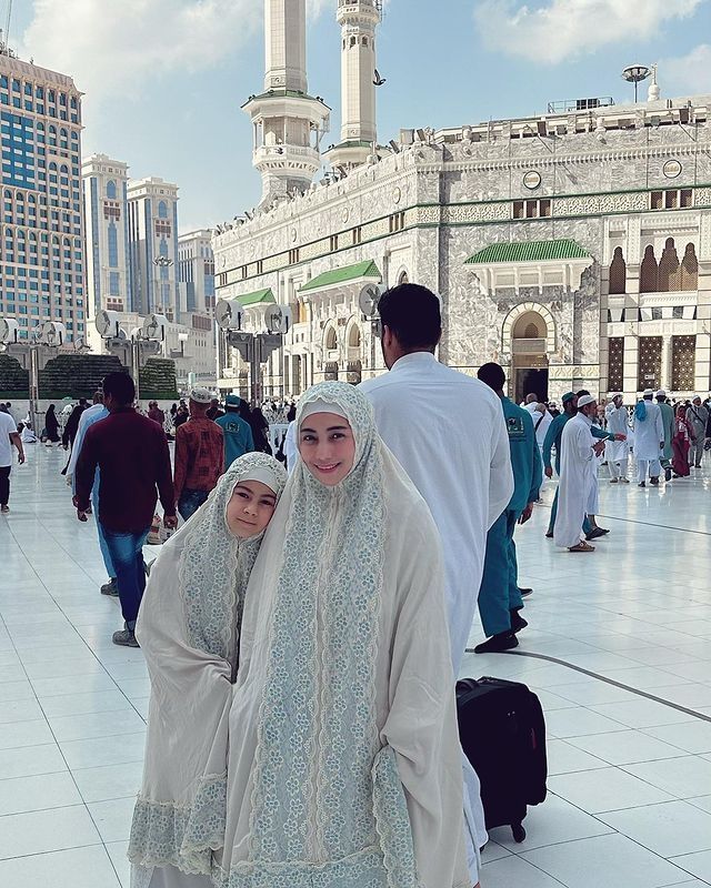 Potret Siti KDI Umrah Bareng Anak. (Instagram/siti_perk)