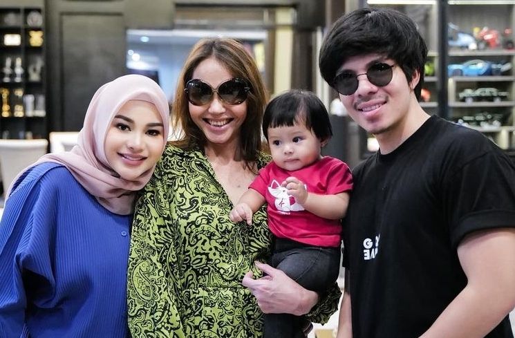 Potret Bunda Corla ketemu artis (Instagram/@attahalilintar)