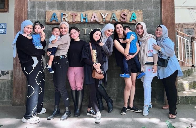 Potret Nabila Syakieb Momong Baby Guzel (Instagram/@tissabiani)