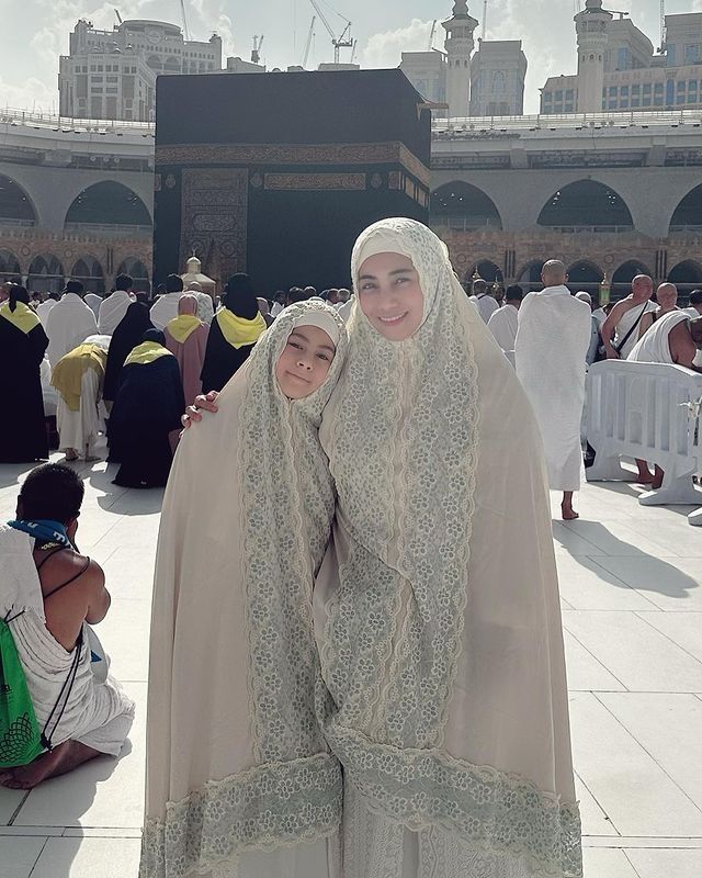 Potret Siti KDI Umrah Bareng Anak. (Instagram/siti_perk)