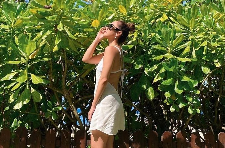 Artis Pakai Baju Backless (Instagram/@bclsinclair)