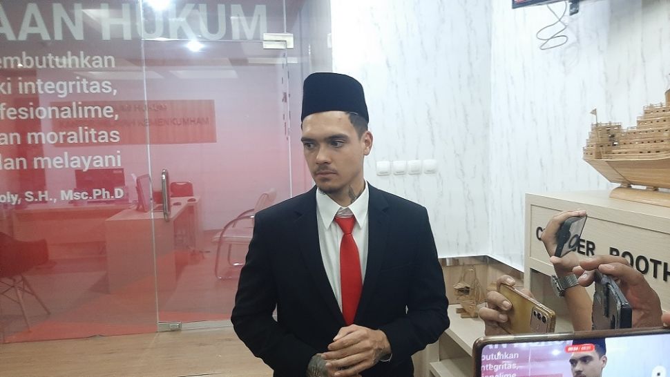 Foto: pemain naturalisasi Shayne Pattynama usai menjalani sumpah WNI (Suara.com/Adie Prasetyo Nugraha).