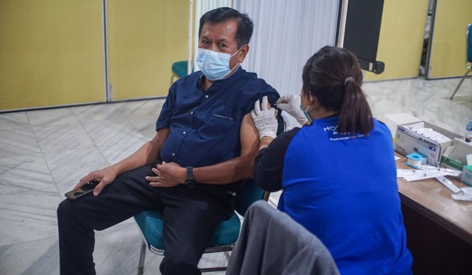 Warga mendapatkan vaksinasi booster Covid-19 kedua di Kantor Wali Kota Jakarta Timur, Selasa (24/1/2023). [Suara.com/Alfian Winanto]