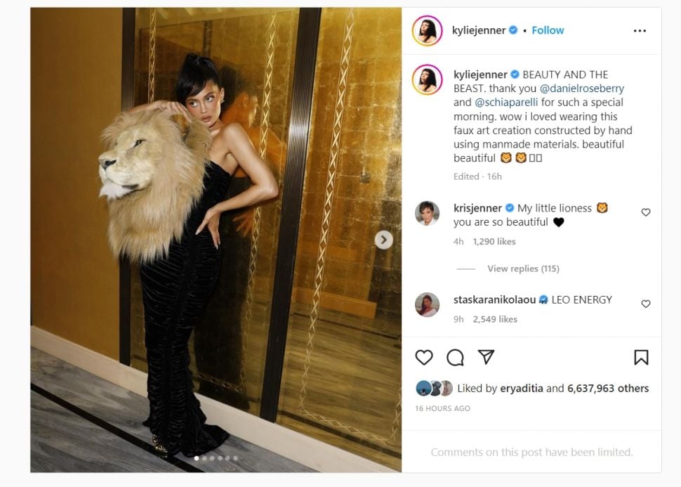 Kylie Jenner pakai busana kepala singa (Instagram @kyliejenner)