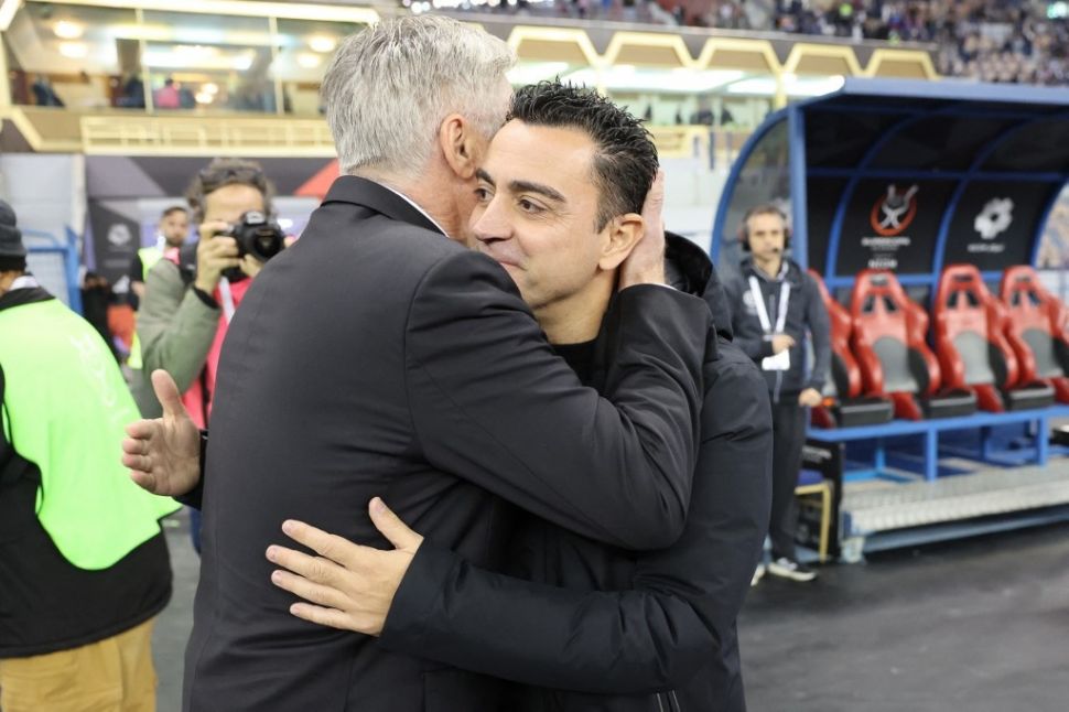 Pelatih Barcelona Xavi Hernandez memeluk pelatih Real Madrid Carlo Ancelotti jelang partai final Piala Super Spanyol di King Fahd International Stadium, Arab Saudi, pada 15 Januari 2023. [AFP]