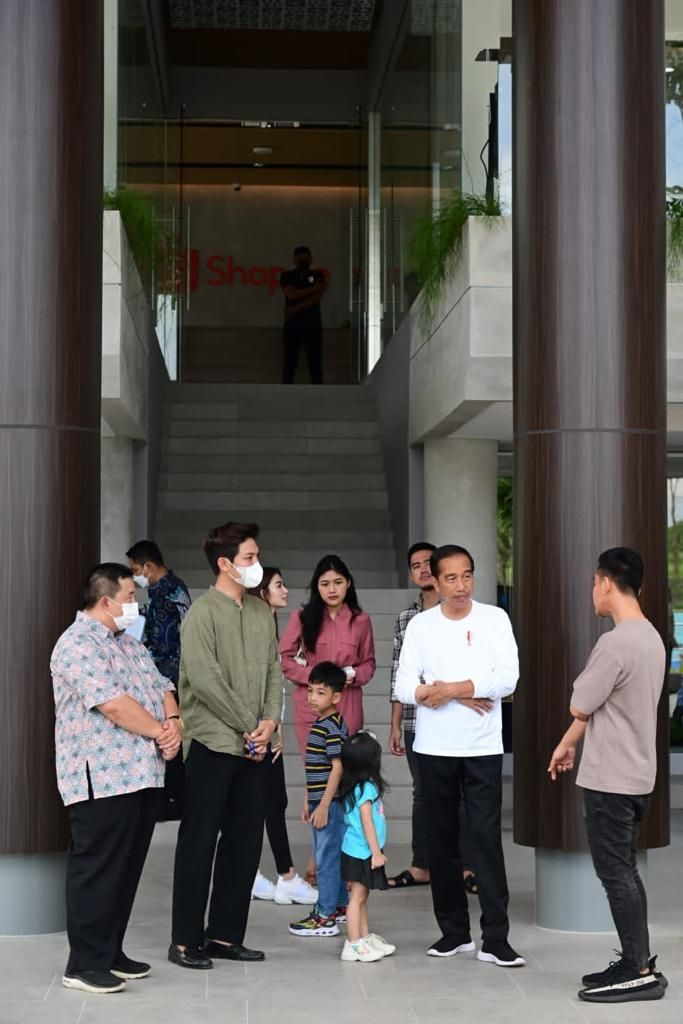 Gibrn Rakabuming Kenakan Adidas Yeezy Boost 350 V2 (Instagram Jokowi)