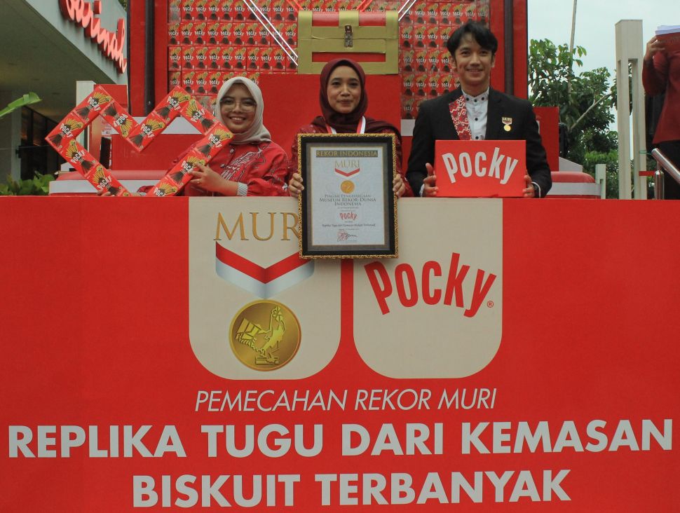 Replika tugu dari kemasan biskuit terbanyak di Indonesia berhasil memecahkan rekor MURI (Istimewa/Dok.Pocky)
