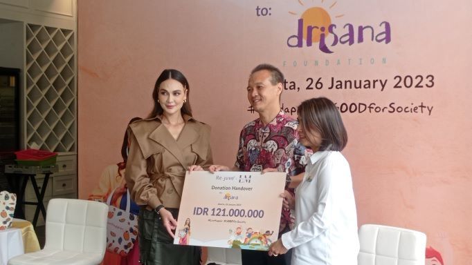 Luna Maya berbagi ke anak berkebutuhan khusus. (Dok. Fajar/Suara.com)