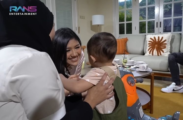 Potret Erina Gudono Momong Cipung (YouTube Rans Entertainment)