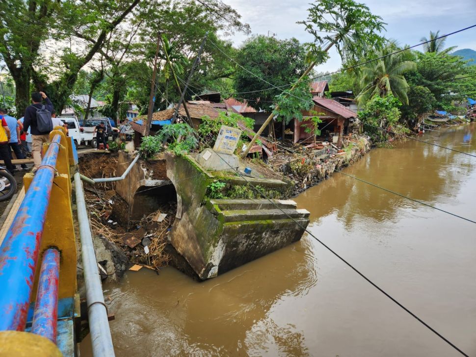 Kondisi jembatan di Sungai Bailang. (Dok: Restu Fadilah/Suara.com)