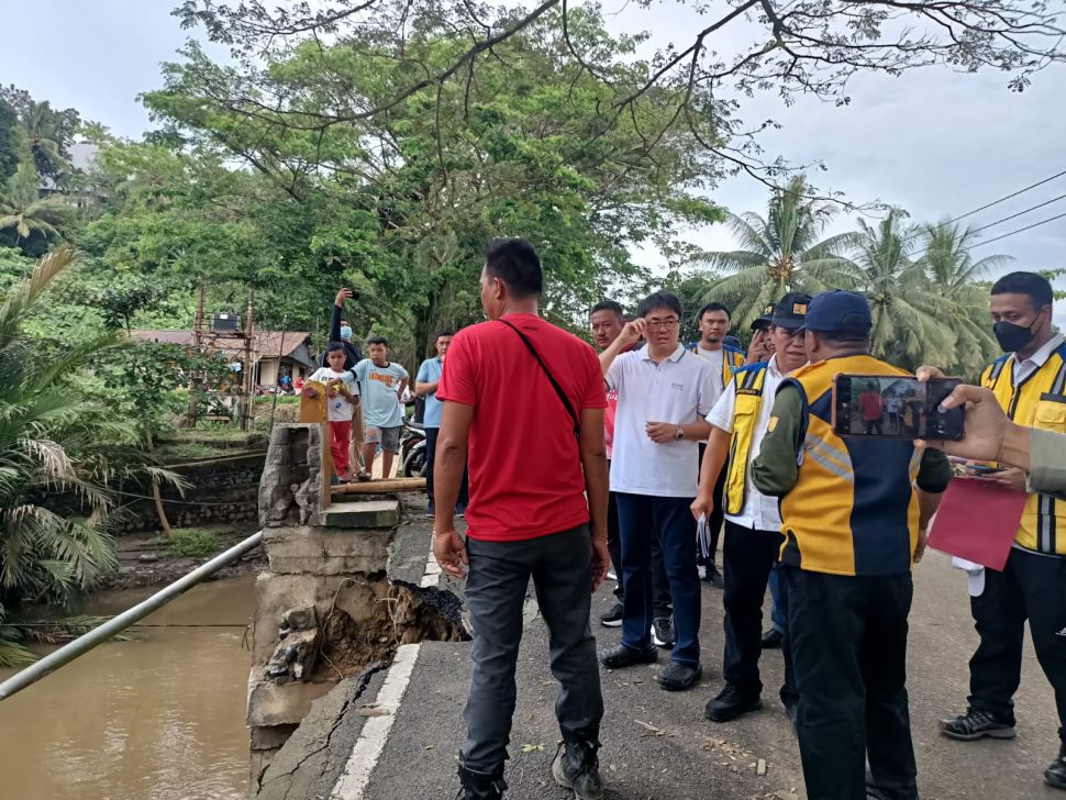 Direktur Sungai dan Pantai Ditjen SDA Kementerian PUPR, Bob Arthur Lombogia bersama Wali Kota Manado, Andrei Angouw saat meninjau Sungai Bailang pada Minggu, (29/1/2023). (Dok: Restu Fadilah/Suara.com)