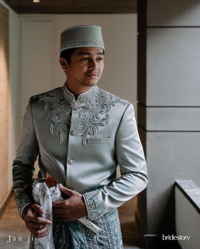 Potret Pernikahan Mikha Tambayong dan Deva Mahenra. (Instagram/thebridestory)