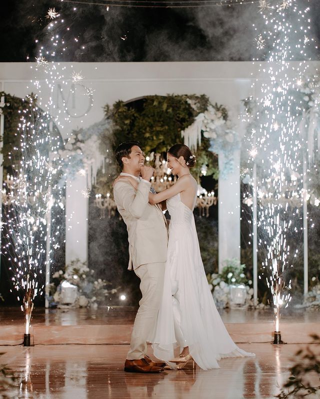 Momen Kemesraan Mikha Tambayong dan Deva Mahenra (Instagram/@miktambayong)