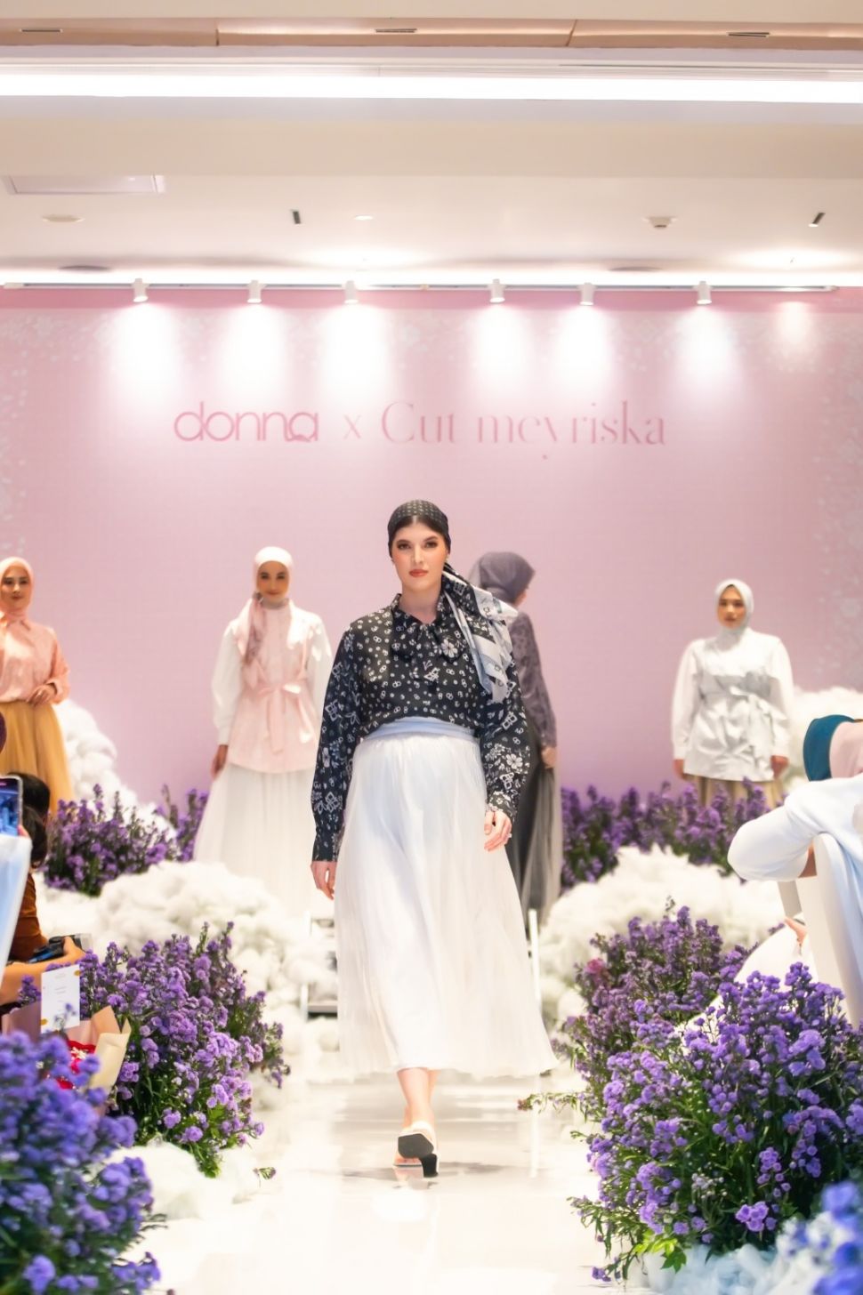 Koleksi terbaru Naura Series, Donna Prive x Cut Meyriska tersedia dengan berbagai pilihan warna, dimulai dari warna netral, hingga warna soft pastel yang menambah kesan elegan. (Foto: Dok. Donna Prive)