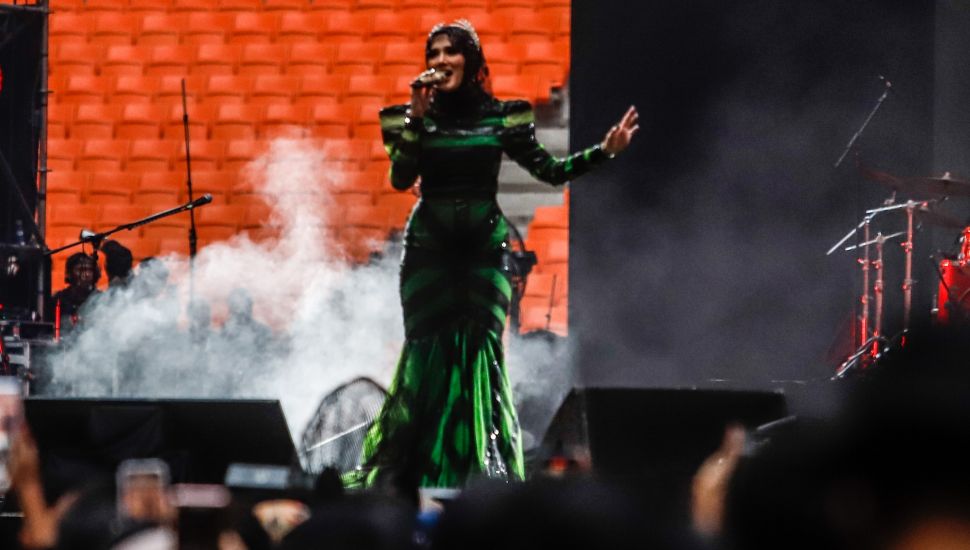 Penyanyi Mulan Jameela saat tampil dalam konser "Pesta Rakyat 30 Tahun Berkarya Dewa 19" di Jakarta International Stadium (JIS), Jakarta Utara, Sabtu (4/2/2023). [Suara.com/Alfian Winanto]