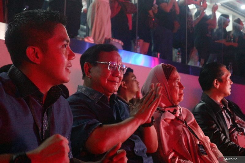 Menteri Pertahanan RI, Prabowo Subianto menghadiri konser Dewa 19 bertajuk “Pesta Rakyat 30 Tahun Berkarya Dewa 19” di Jakarta International Stadium (JIS), Jakarta Utara, Sabtu (4/2) (ANTARA/Pamela Sakina)