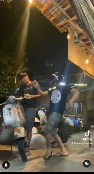 Reiner Manopo menggemari vespa (TikTok)