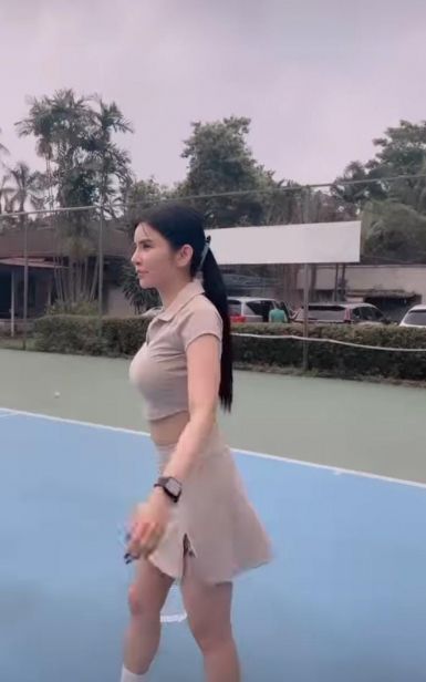 Potret Maria Vania Main Tenis Sambil Pamer Body Goals. (Instagram/maria_vaniaa)