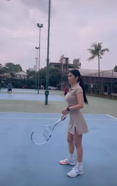 Potret Maria Vania Main Tenis Sambil Pamer Body Goals. (Instagram/maria_vaniaa)