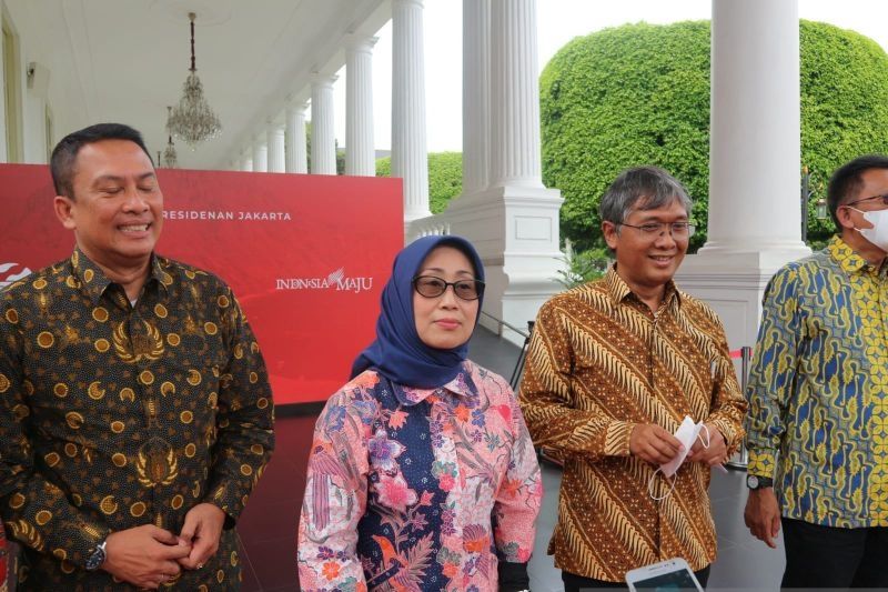 Ketua Dewan Pers Ninik Rahayu (dua kiri) beserta anggota Dewan Pers usai bertemu Presiden Joko Widodo di Istana Kepresidenan, Jakarta, Senin (6/2/2023). (ANTARA/Rangga Pandu Asmara Jingga)