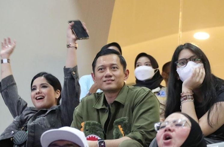 Potret Annisa Pohan dan AHY Nonton Dewa 19 (Instagram/@agusyudhoyono)