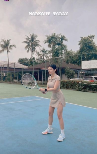 Potret Maria Vania Main Tenis Sambil Pamer Body Goals. (Instagram/maria_vaniaa)