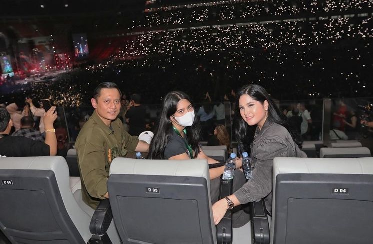 Potret Annisa Pohan dan AHY Nonton Dewa 19 (Instagram/@agusyudhoyono)