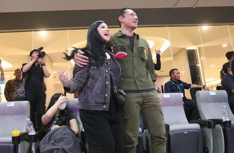 Potret Annisa Pohan dan AHY Nonton Dewa 19 (Instagram/@agusyudhoyono)