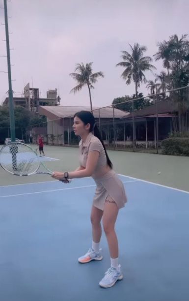 Potret Maria Vania Main Tenis Sambil Pamer Body Goals. (Instagram/maria_vaniaa)