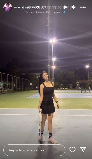 Potret Maria Vania Main Tenis Sambil Pamer Body Goals. (Instagram/maria_vaniaa)