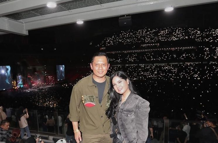 Potret Annisa Pohan dan AHY Nonton Dewa 19 (Instagram/@agusyudhoyono)