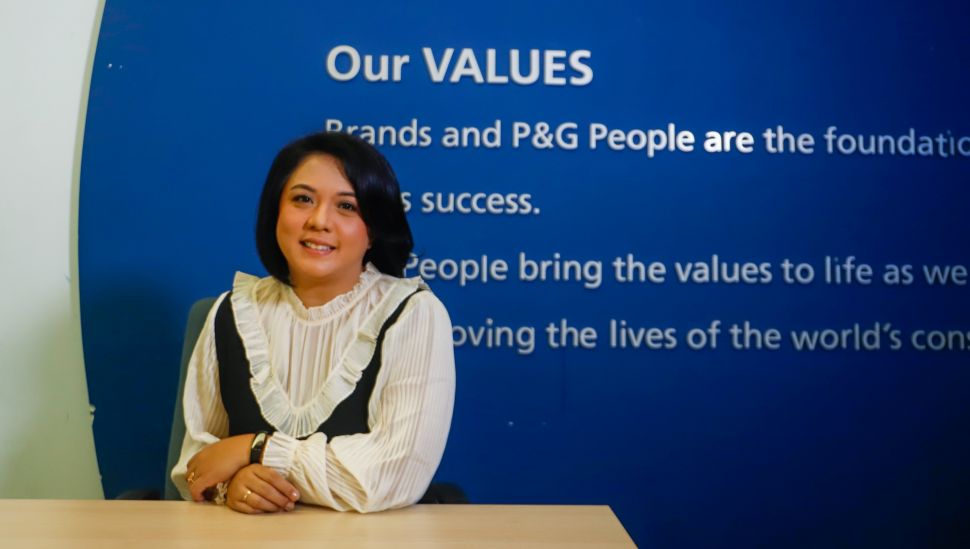 Director Of Communications Procter & Gamble (P&G), Ovidia Nomia saat ditemui oleh tim Suara.com di Senayan, Jakarta Pusat, Jumat (3/2/2023). [Suara.com/Alfian Winanto]