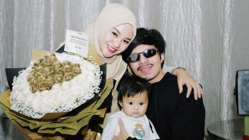 Ameena Hanna Nur Atta bersama kedua orang tuanya, Atta Halilintar dan Aurel Hermansyah (Instagram/@aurelie.hermansyah)