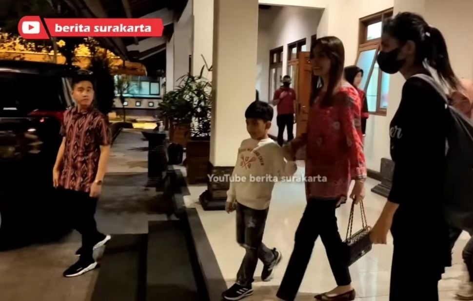 Selvi Ananda Tenteng Tas Branded Ratusan Juta ke Perayaan Cap Gomeh (YouTube Berita Surakarta)