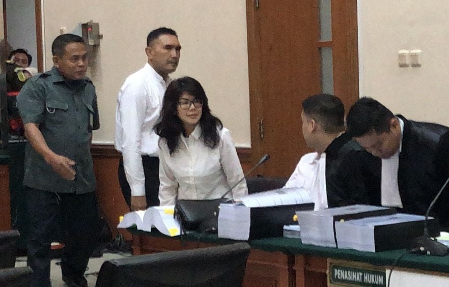 Terdakwa Linda saat menjalani sidang kasus sabu Irjen Teddy Minahasa di PN Jakbar. (Suara.com/Faqih)