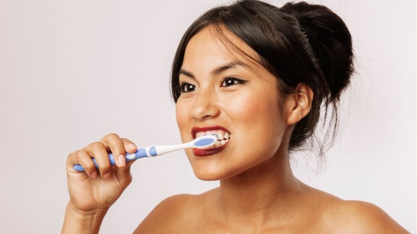 Ilustrasi orang yang tersebut sedang menggosok gigi (Freepik/freepik)
