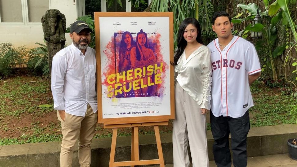 Febby Rastanty bersama pemain dan sutradara film Cherish & Ruelle di kawasan Duren Tiga, Jakarta, Rabu (8/2/2023). (Suara.com/ Adiyoga Priyambodo)