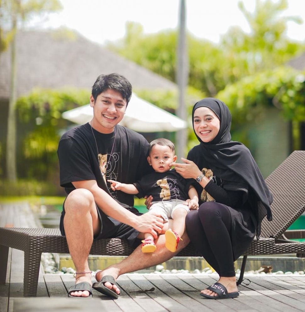 Lesti Kejora dan Rizky Billar bersama Baby L. [Instagram]