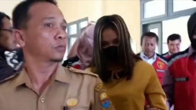 Mama muda tersangka pelecehan seksual 17 anak di Jambi. (Ist)