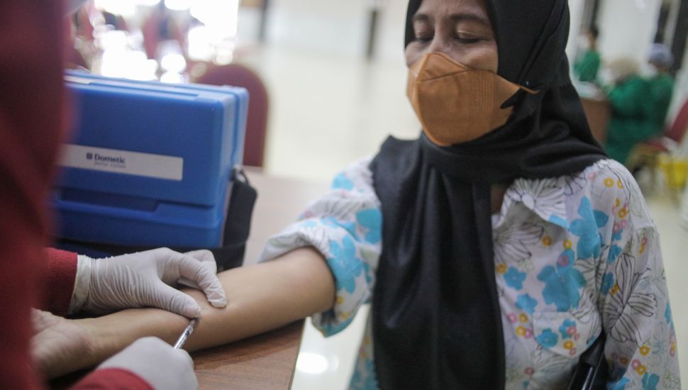 Tenaga kesehatan melakukan skrining tuberkulosis terhadap warga di Gelanggang Olahraga Otista, Jakarta, Kamis (9/2/2023). [Suara.com/Alfian Winanto]