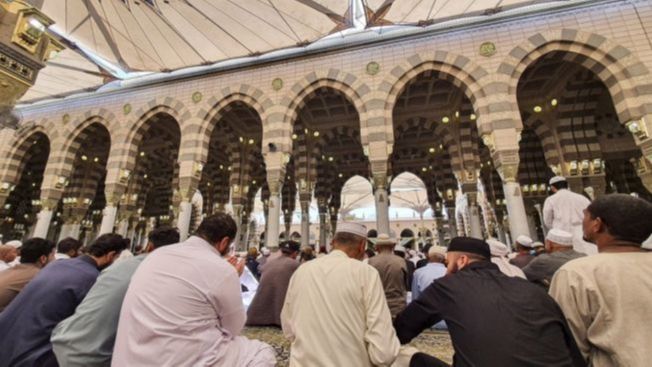 Umat Islam berdoa di Masjid Nabawi, Kota Madinah, Arab Saudi, Sabtu (22/10/2022). [ANTARA FOTO/Rivan Awal Lingga]