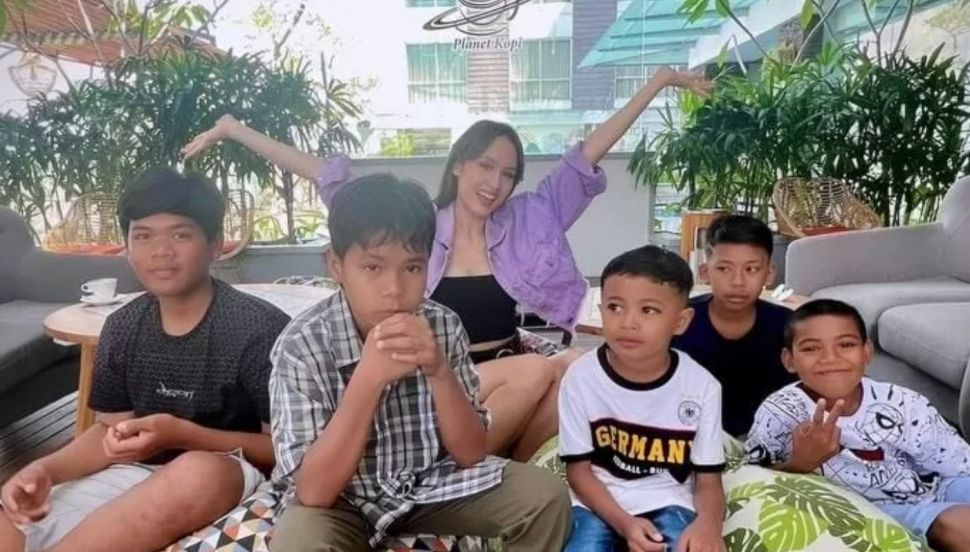 Cinta Laura bersama 5 anak asuhnya di Jember, Jawa Timur.