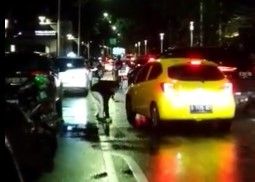 Aksi arogan pengemudi Fortuner hitam di kawasan Jalan Senopati pada Minggu dini hari yang merusak mobil berwarna kuning. (Tangkapan layar akun Twitter @ari295)